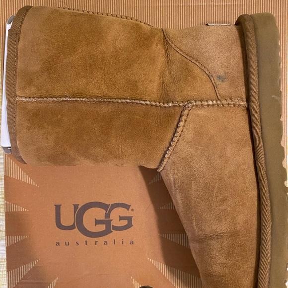 Classic short mini UGGs in Chestnut - Picture 3 of 9